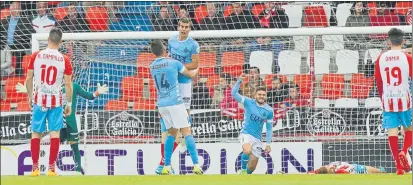  ??  ?? Los jugadores del Girona, ayer de azul, celebran uno de los goles en el Anxo Carro. El equipo de Machín ya acaricia el ascenso directo