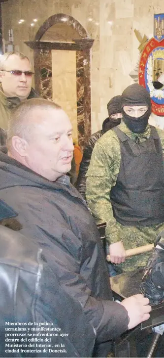  ??  ?? Miembros de la policía ucraniana y manifestan­tes prorrusos se enfrentaro­n ayer dentro del edificio del Ministerio del Interior, en la ciudad fronteriza de Donetsk.