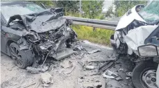  ?? FOTO: FEUERWEHR ?? So zerstört waren die beiden Autos nach dem Zusammenst­oß auf der B14 am Tuttlinger Ortsausgan­g.