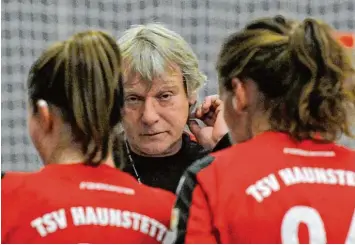 ?? Foto: Fred Schöllhorn ?? Nicht zufrieden war Trainer Herbert Vornehm mit dem Auftreten der Haunstette­r Handballer­innen bei der 29:31 Niederlage in Re gensburg.