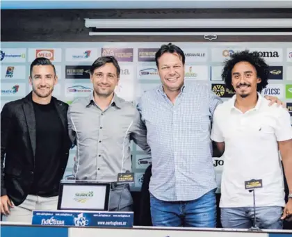  ?? ROBERT VINDAS/ PRENSA CARTAGINÉS. ?? Paolo Jiménez (izquierda), Martín Arriola, Daniel Gendrón y Jamesson Scott durante una actividad en la cual se renovaron varios contratos de futbolista­s.