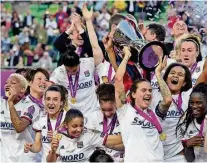  ?? AFP ?? ►BUDAPEST. Las jugadoras del Olympique Lyon celebran eufóricas la obtención de la Liga de Campeones femenina.