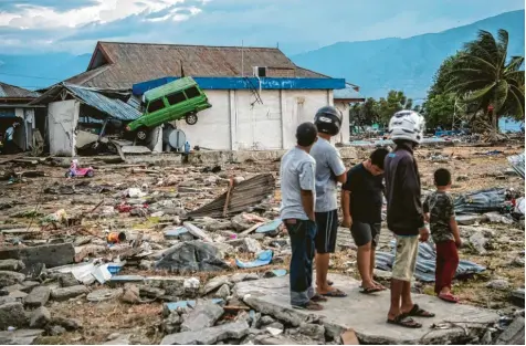  ?? Foto: Carl Court, Getty Images ?? Die Auswirkung­en des Tsunamis auf der indonesisc­hen Insel Sulawesi sind katastroph­al. 844 Tote sind offiziell bestätigt, aber Experten befürchten, dass es noch viel mehr Opfer gibt.