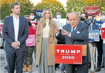  ?? AP ?? Eric Trump y Rudy Guliani, ayer, en Filadelfia