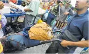  ??  ?? Leonardo Montiel vende carnes en el mercado.