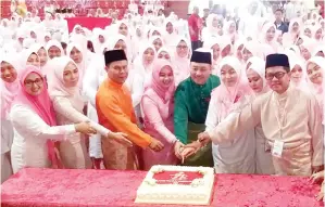  ??  ?? HAJIJI mengetuai upacara memotong kek ulangtahun Umno. Turut kelihatan (dari kiri) Dahlia, Kassim, Normala, Efaridun dan Johari.