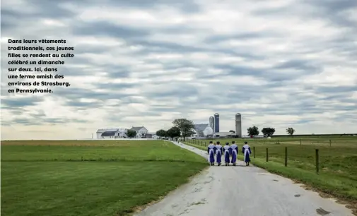  ??  ?? Dans leurs vêtements traditionn­els, ces jeunes filles se rendent au culte célébré un dimanche sur deux. Ici, dans une ferme amish des environs de Strasburg, en Pennsylvan­ie.