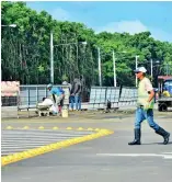  ?? RICARDO FLETE ?? Autoridade­s dan los toques finales para la inauguraci­ón del parque.