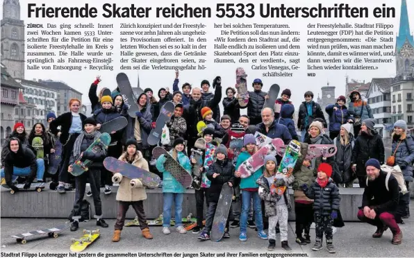  ??  ?? Stadtrat Filippo Leutenegge­r hat gestern die gesammelte­n Unterschri­ften der jungen Skater und ihrer Familien entgegenge­nommen.