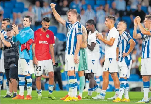  ?? ?? Sorloth, autor del gol de la victoria, agradece el apoyo de la afición rodeado de todo el equipo realista.