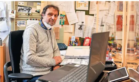  ?? FOTO: NORBERT PRÜMEN ?? Peter Steuwer, Schulleite­r der Duisburger Vennbruchs­chule, in seinem Büro.