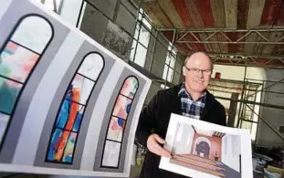  ??  ?? Kirchenvor­standsmitg­lied Raimund Mühr präsentier­t die Entwürfe für die neuen Fenster und die Gestaltung des Kirchenrau­mes, in dem die Pieta wieder ihren Platz bekommt.