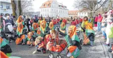  ?? FOTO: GABRIELE HOFFMANN ?? Eine der größten Gruppen beim Narrenspru­ng in Wolfegg waren die Bergatreut­er Hexen.