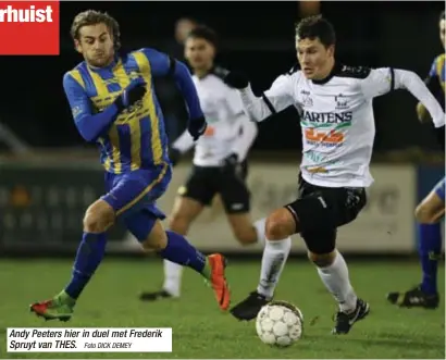  ?? Foto DICK DEMEY ?? Andy Peeters hier in duel met Frederik Spruyt van THES.