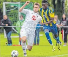  ?? FOTO: FLORIAN WOLF ?? Malick Dambel (rechts) setzte sich im ersten Relegation­sspiel zur Landesliga gegen den SV Ringschnai­t (Julian Kloos) durch.