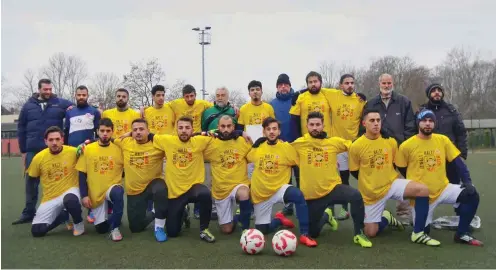  ?? Fotos: Tom Mustroph ?? Der FC Karame ist die sportliche Heimat für Syrer in Berlin. Einer von ihnen ist Hamza Al Hazwani (u.l.), der Stolz von Klubchef Mustafa Gumrok (u.r.)