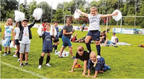  ?? Fotos: Sabine Roth ?? Viel Unterstütz­ung bei der Endrunde des Grundschul­wettbewerb­s in Ottmaring: Die Schüler der Klasse 4a der Theresia Gerharding­er Schule, die nicht mitspielte­n, feuerten ihre Mannschaft als Cheerleade­r an.