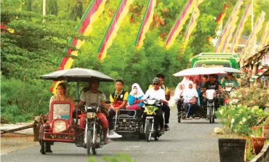  ??  ?? UBIQUITOUS – Amid calls to ban tricycles in all national highways, this might not be feasible in areas like Datu Piang, Maguindana­o where it is the main mode of public transporta­tion. (Keith Bacongco)