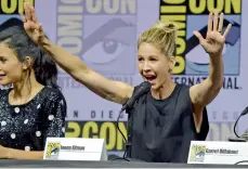  ??  ?? Jenna Elfman reacts to the crowd at Fear the Walking Dead panel