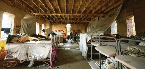  ?? Fotos (3): Sohrab Taheri-Sohi, BRK ?? Dieses Bettenlage­r hat das Rote Kreuz von Bosnien-Herzegowin­a in der Grenzstadt Bihac notdürftig für gestrandet­e Flüchtling­e eingericht­et. In den übrigen Räumen des dreistöcki­gen Hauses schlafen die Menschen auf dem Boden. Vor dem Wintereinb­ruch mit Eis und Schnee werden dringend Schlafsäck­e, Decken und Hygieneart­ikel benötigt.