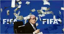  ?? Fabrice Coffrini - 20.jul.15/AFP ?? Comediante joga dinheiro em Blatter