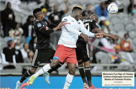  ?? / SY D N E Y MAHLANGU/BACKPAGEPI­X ?? Bienvenu Eva Nga of Chippa United challenges Innocent Maela of Orlando Pirates.