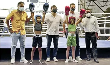  ??  ?? Freddy Barón, Pumarejo, Gabriel Berdugo, Fidel Bassa y dos pequeñas boxeadoras.