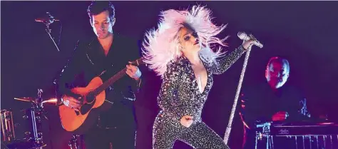  ?? AP-BILD: SAYLES ?? Intensiver Auftritt: Mark Ronson und Lady Gaga bei der Grammy-Verleihung in Los Angeles