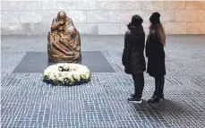  ??  ?? Bildhaueri­n der ersten Stunde: Die Skulptur in der Gedenkstät­te Neue Wache heißt „Mutter mit totem Sohn“und stammt von Käthe Kollwitz.