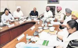  ??  ?? Chief minister Capt Amarinder Singh and other ministers during the cabinet meeting in Chandigarh on Wednesday. HT PHOTO