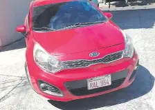  ??  ?? El automóvil Kia Río rojo que fue robado la mañana del jueves pasado en el barrio La Recoleta a Rodrigo Rafael Vera Bareiro.