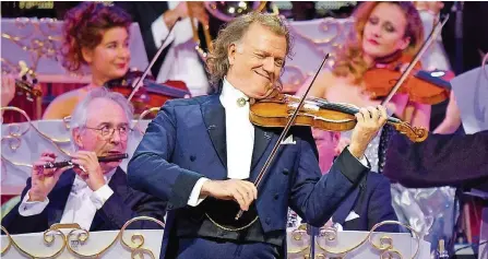  ?? FOTO: SCHMIDT/DPA ?? Am 25. Januar spielt André Rieu in der Saarlandha­lle Saarbrücke­n mit dem größten privaten Orchester der Welt.