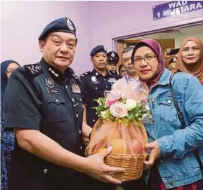  ?? (Foto BERNAMA) ?? Mazlan menyampaik­an sumbangan kepada Azini ketika melawat Mohd Zamri di ICU Hospital Universiti Sains Malaysia, Kota Bharu, semalam.