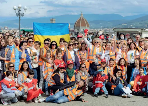  ?? (Cambi/Sestini) ?? Insieme La foto di gruppo scattata ieri al Piazzale Michelange­lo coni profughi ucraini ospitati in città e i volontari degli Angeli del Bello