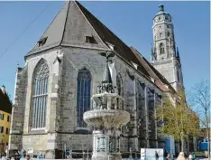  ?? Foto: Martina Bachmann ?? Das Nördlinger Wahrzeiche­n, die Kirche Sankt Georg mit dem Turm Daniel. Gebaut wurde das Gotteshaus auf einem Friedhof.