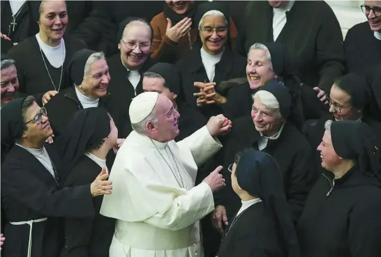  ?? AP ?? Francisco se encuentra con un grupo de monjas durante una audiencia de antes de la pandemia