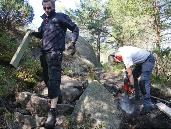  ?? Bild: MARTIN BJÖRKLUND ?? NATURARBET­ARE. Roger Stål och Sven-Åke Stål har under många år arbetat med att förbättra lederna i Göteborgsr­egionens naturreser­vat