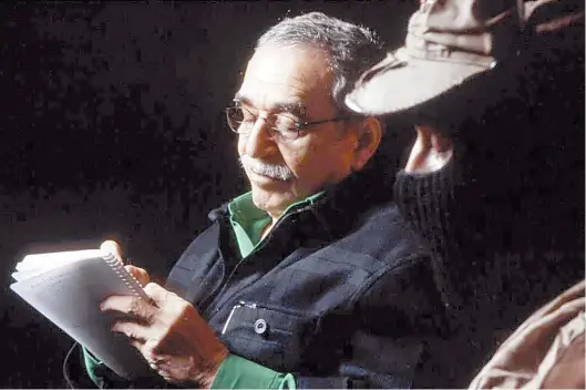  ??  ?? Gabo y el Subcomanda­nte Marcos. “No empecé siendo periodista por casualidad o por necesidad, o por azar, lo que quería era ser periodista”.