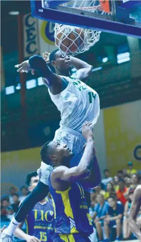  ?? SUNSTAR FOTO/AMPER CAMPAÑA ?? TOUGHEN
UP. Gary Cortes wants his import Basierru Sackour and the rest of the UV players to bulk up for the tough PCCL grind.