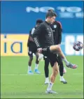  ??  ?? El Bayern se entrenó con seriedad pero confiado. Neuer quiere poner el cerrojo e impedir lo de 2015 y Lewandowsk­i espera consagrars­e. Coutinho será suplente.
FOTOS: P. MORATA