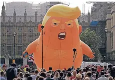  ?? FOTO: AP ?? Als beleidigte­s aufgeblase­nes, sechs Meter großes Baby wurde Trump gestern in London verspottet.