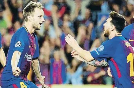  ?? TONI ALBIR / EFE ?? Rakitic y Messi celebran el segundo gol, que daba tranquilid­ad al Barça