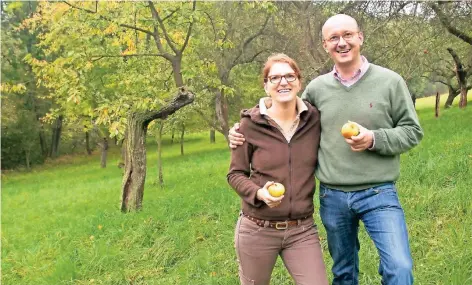  ?? FOTO: PRIVAT ?? Sabine und Peter van Nahmen auf einer Streuobstw­iese.