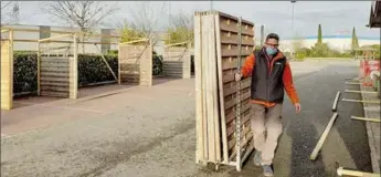  ??  ?? Les équipes installant les stands, le parking de Jardiland Albasud se transforme, la magie de Noël serait-elle déjà arrivée? Venez le découvrir.