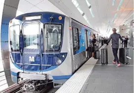  ?? C.M. GUERRERO. cmguerrero@miamiheral­d.com ?? Passengers board the new Metrorail trains at the Miami Internatio­nal Airport terminal.