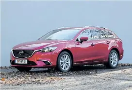  ??  ?? Sportlich, praktisch und elegant: der Mazda6 Combi mit Allradantr­ieb und einem noch besseren Kurvenverh­alten.