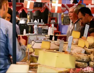  ??  ?? Organisé durant deux ans à l’AzurArena, le salon du vin et de la gastronomi­e revient aux Espaces du Fort Carré. (Photo archives Eric Ottino)