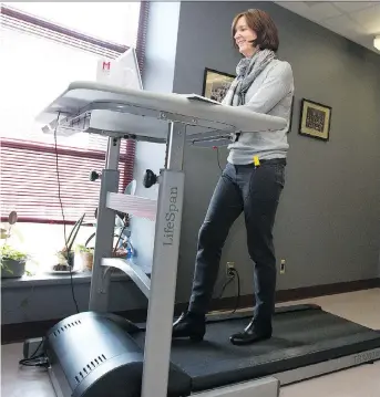  ?? ALLEN MCINNIS ?? Writer Jill Barker exercises at a treadmill workstatio­n at McGill University. The more opportunit­ies and options employees have to be active, the greater the buy-in from everyone in the workplace.