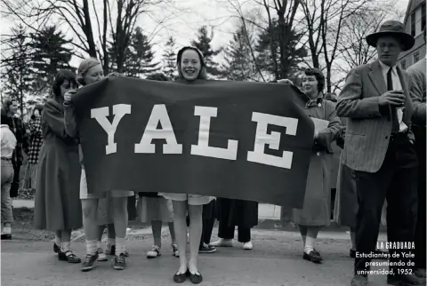  ??  ?? LA GRADUADA Estudiante­s de Yale presumiend­o de universida­d, 1952.