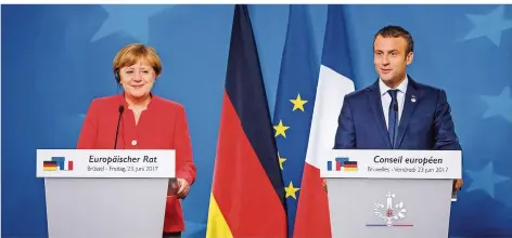  ?? FOTO: BELOT/AFP ?? Zufriedene Gesichter: Kanzlerin Angela Merkel und Präsident Emmanuel Macron traten auch bei der Pressekonf­erenz gemeinsam auf.